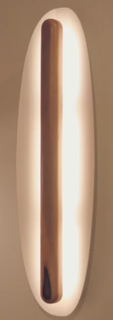 Aplique Indra Madera El aplique Indra Madera es un aplique con luz difusa realizado en madera maciza de petiribí y chapa plegada de estilo moderno.