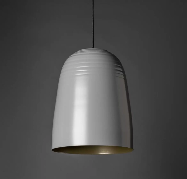 Bullet es un colgante de estilo clásico adaptable a todos los ambientes y disponible en color petróleo, visón, nude, blanco y negro.