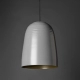 Bullet es un colgante de estilo clásico adaptable a todos los ambientes y disponible en color petróleo, visón, nude, blanco y negro.