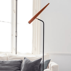 La lámpara de pie Canute es una luminaria de estilo nórdico fabricada en hierro y madera. Está disponible en color negro o marrón.