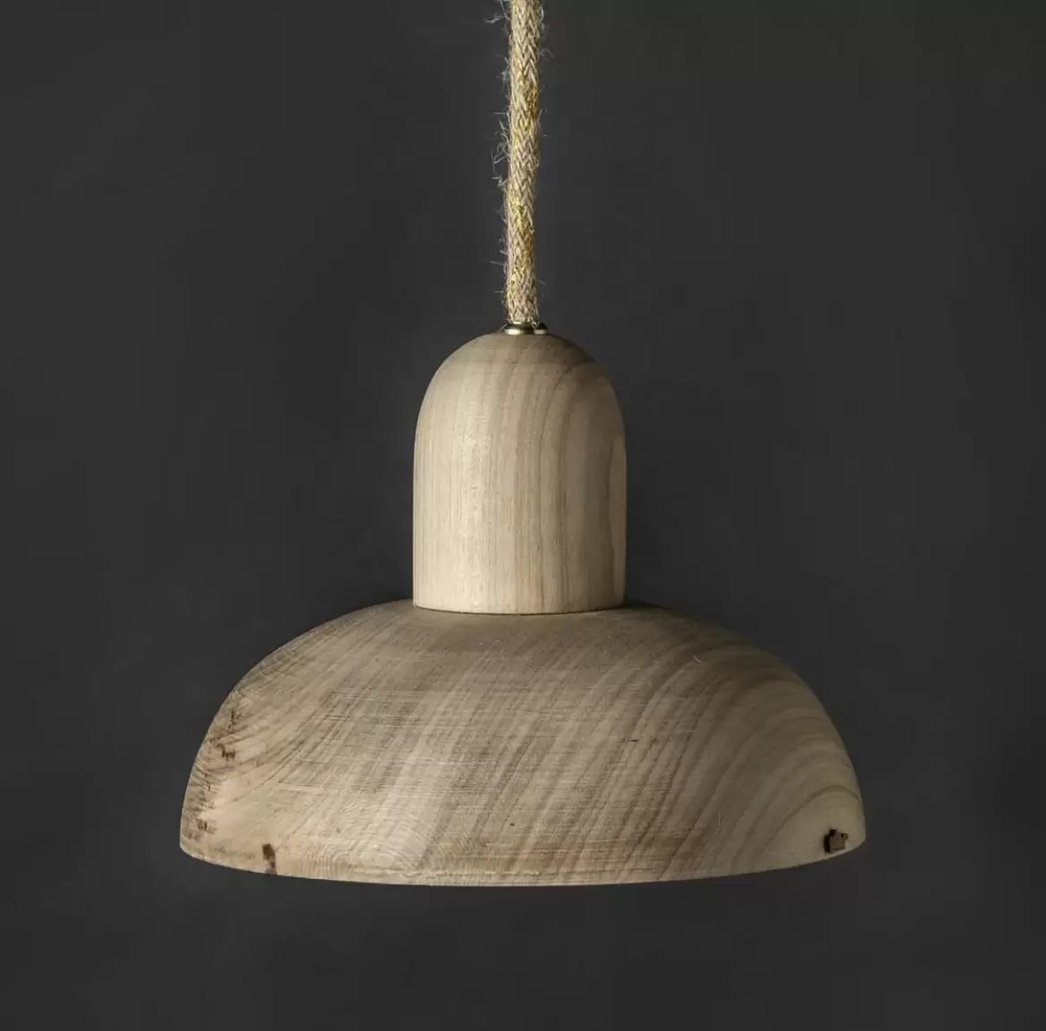 El colgante Indu es una luminaria fabricada en madera de diseño simple pero destacado que se adapta con facilidad a cualquier habitación del hogar. 