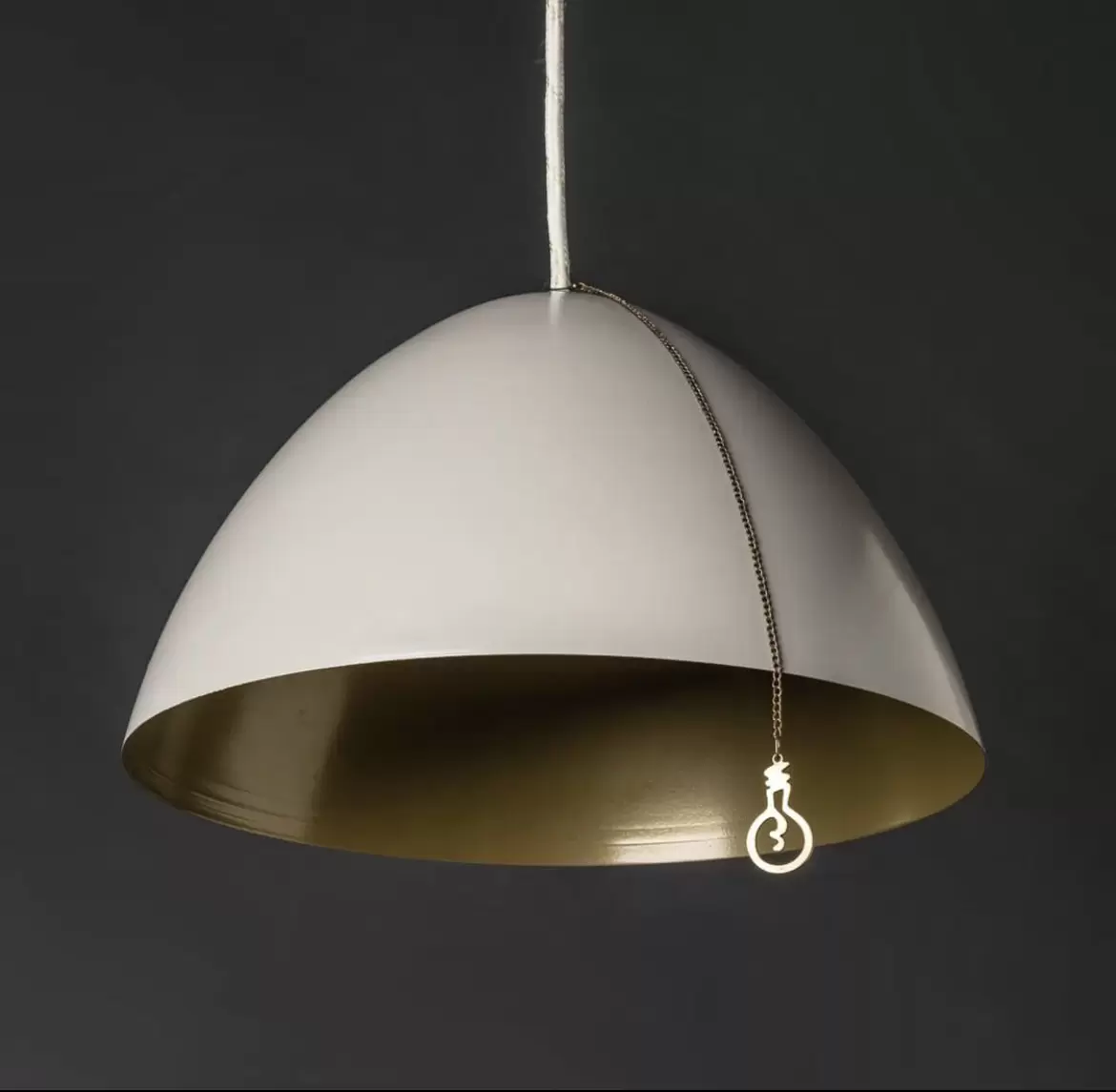 El colgante Mini Bullet es una luminaria fabricada en aluminio que se encuentra disponible en color bronce o nude.