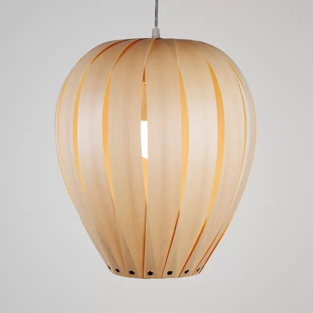 El colgante Ballon es una lámpara fabricada con chapas de madera que gracias a su arquitectura simula un diseño con aspecto de globo