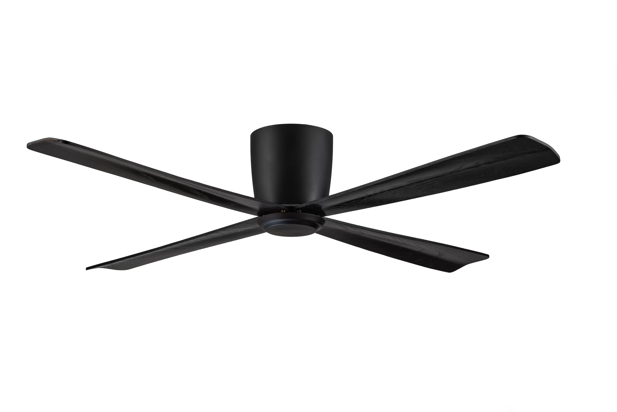 Ventilador de techo 452. Artefacto fabricado en metal, con 4 aspas de madera. Incluye función invierno y control remoto. Disponible en color blanco o negro.