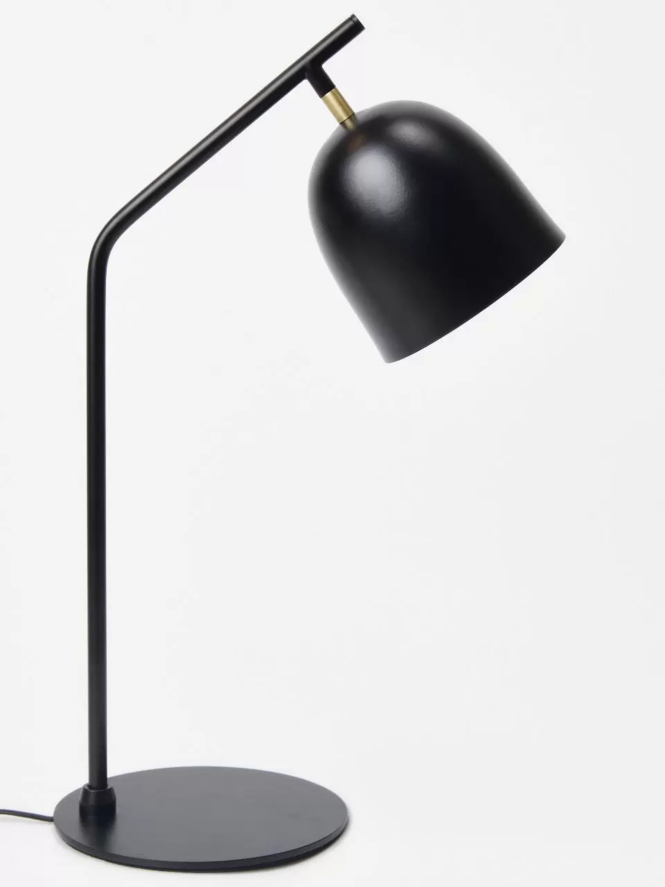 Lámpara de mesa Dexter. Luminaria de estilo nórdico, fabricada en metal, disponible en color negro, blanco, gris o beige.