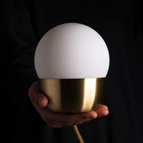 Lámpara de mesa Dimi Nuto. Luminaria de diseño de estilo moderno con tulipa de vidrio opal satinada y base fabricada en metal. 