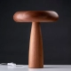 Lámpara de mesa Nutina. Luminaria de diseño de estilo moderno y nórdico fabricada artesanalmente con madera de cedro torneada a mano y cable cristal.