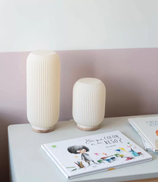 Lámpara de mesa Teresa. Luminaria fabricada en impresión 3D y madera. Disponible en small y large y cinco colores: beige, blanco, negro, gris claro y oscuro