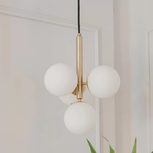 Colgante Andor. Luminaria fabricada en metal, de 3 luces con globos blanco opal. Disponible en color negro, blanco, cobre, bronce o níquel.