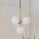 Colgante Andor. Luminaria fabricada en metal, de 3 luces con globos blanco opal. Disponible en color negro, blanco, cobre, bronce o níquel.