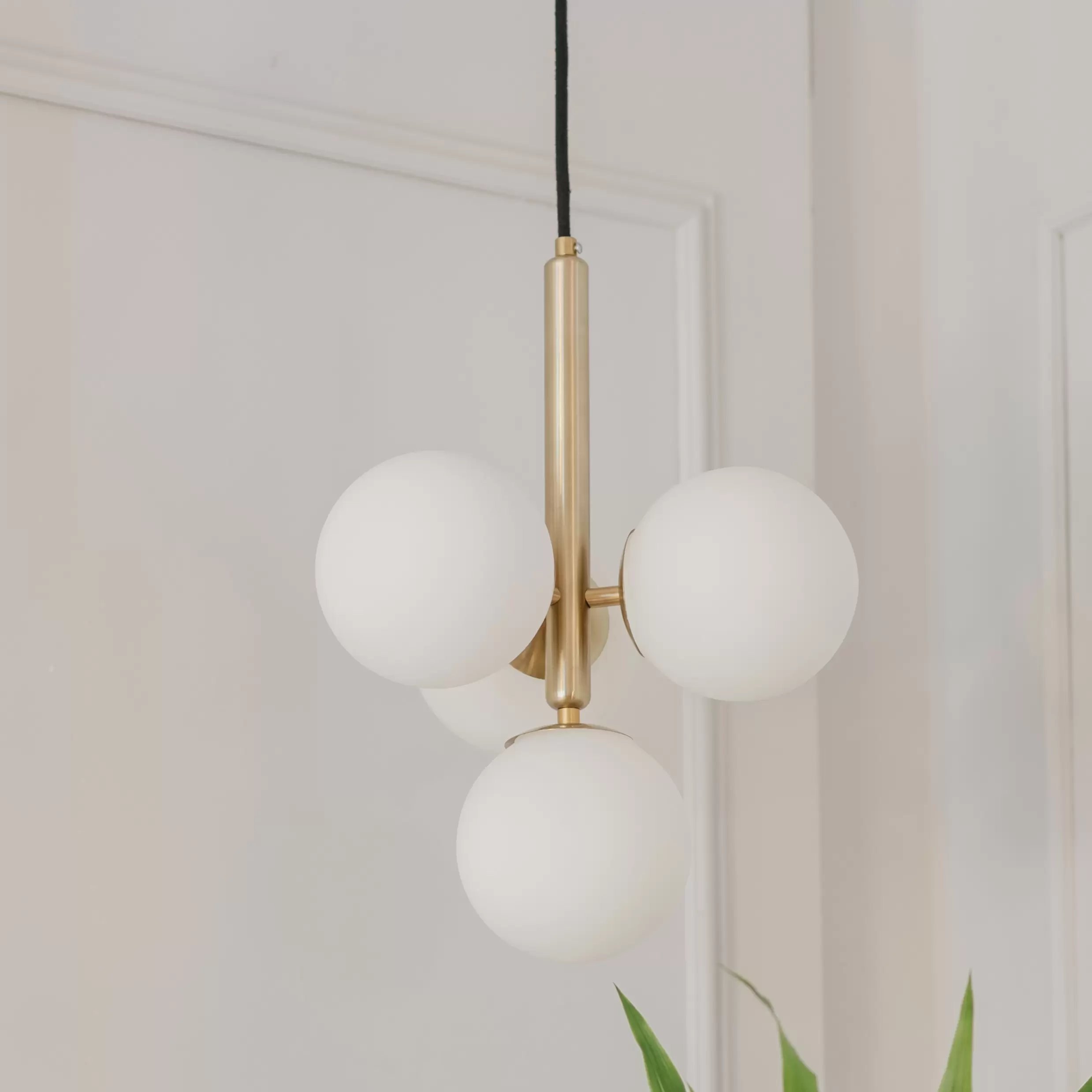 Colgante Andor. Luminaria fabricada en metal, de 3 luces con globos blanco opal. Disponible en color negro, blanco, cobre, bronce o níquel.