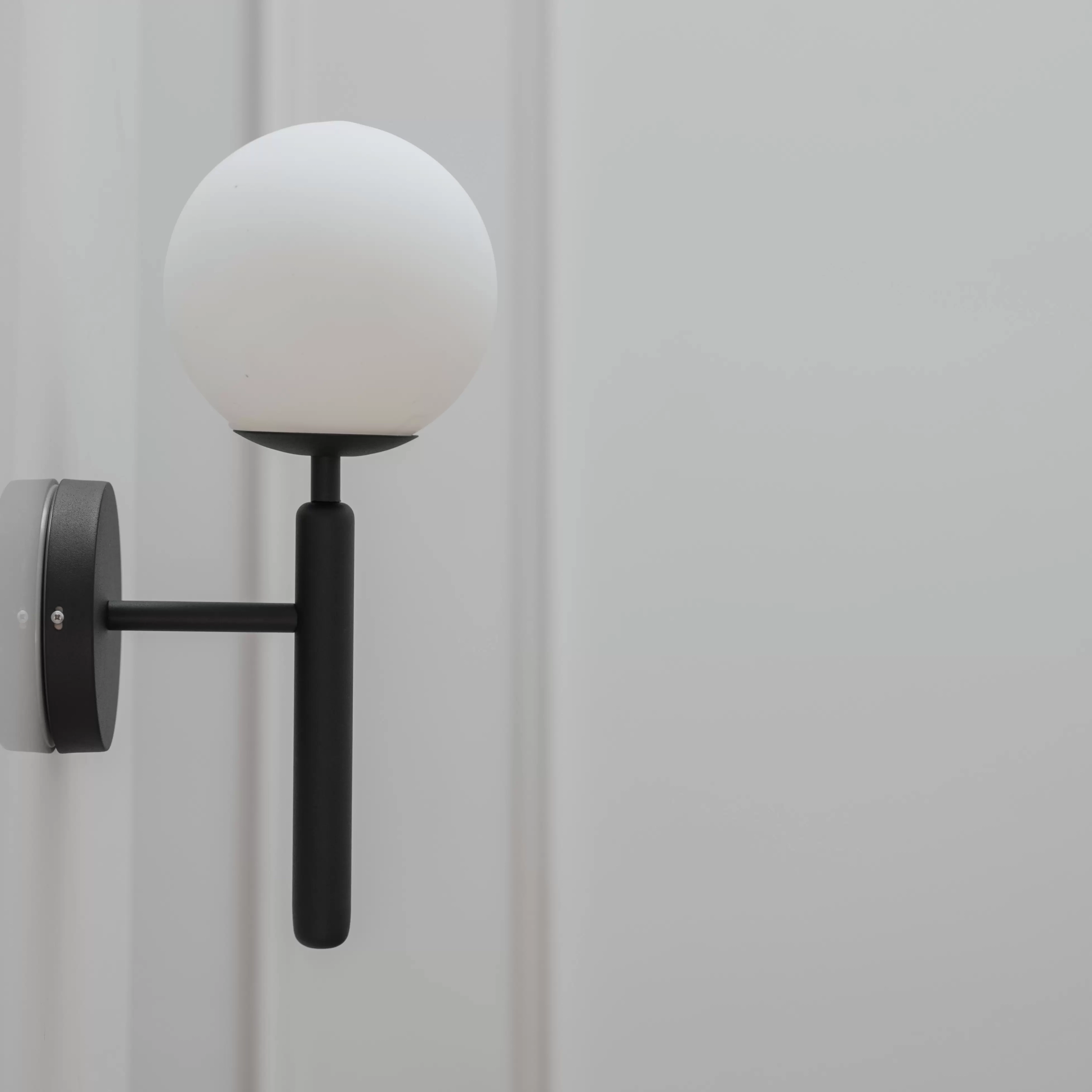 Aplique Andor. Luminaria de aplique fabricada en cuerpo de metal y luz con tulipa de vidrio opal. Disponible en blanco, negro, bronce, cobre y níquel.