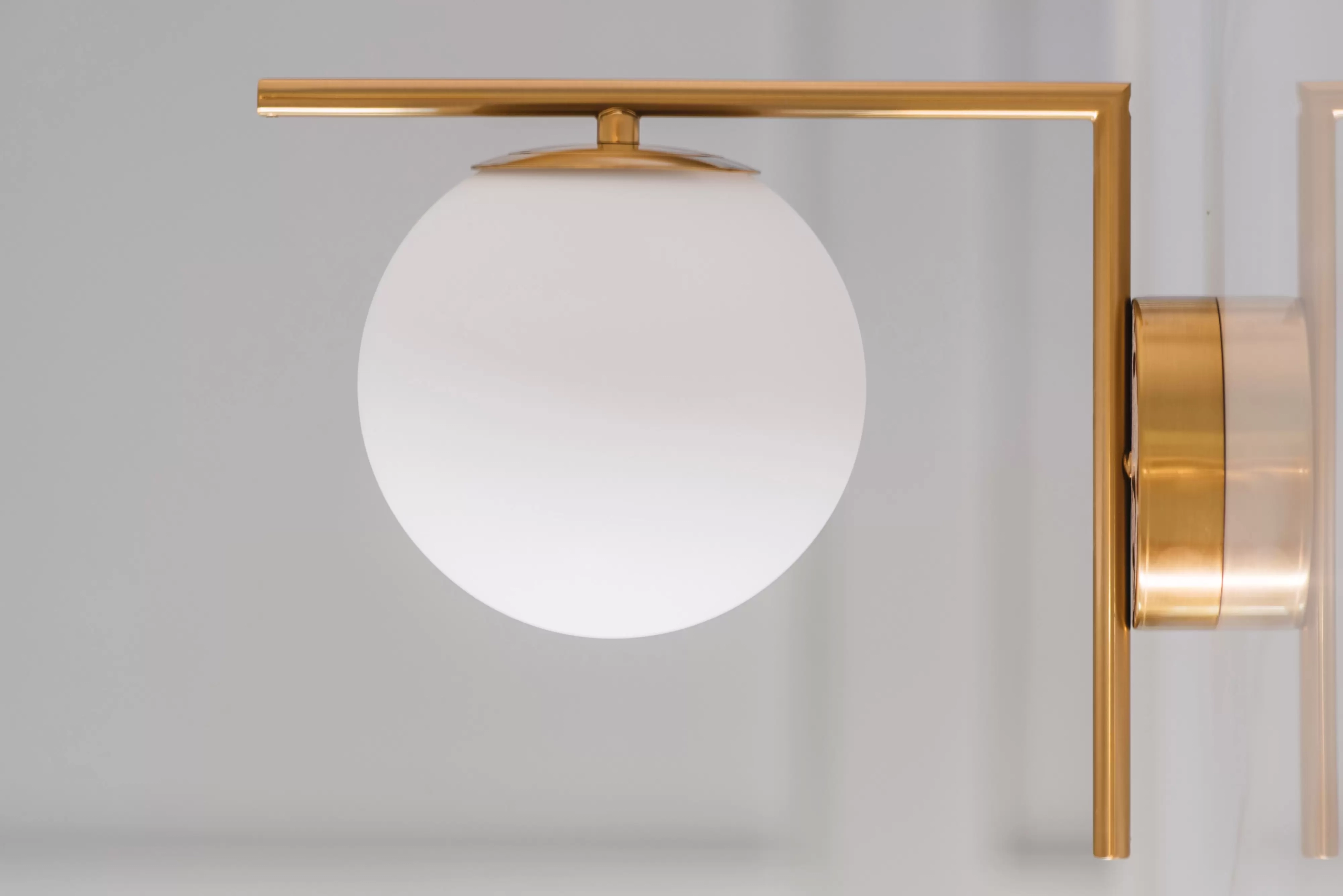 Aplique L. Luminaria de aplique fabricada en cuerpo de metal y luz con tulipa de vidrio opal. Disponible en blanco, negro, bronce, cobre y níquel.