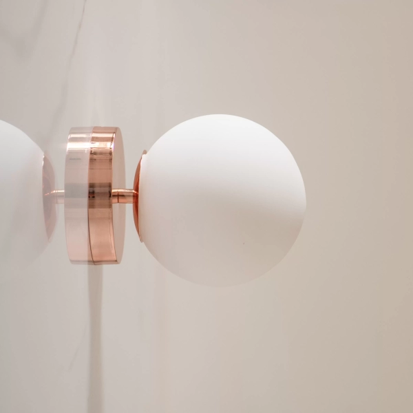 Aplique Spot. Luminaria de aplique fabricada en cuerpo de metal y luz con tulipa de vidrio opal. Disponible en blanco, negro, bronce, cobre y níquel.