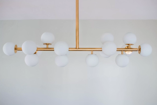 Colgante T. Luminaria moderna fabricada íntegramente en metal de 16 luces, disponible en cinco colores: negro, blanco, cobre, bronce o níquel.