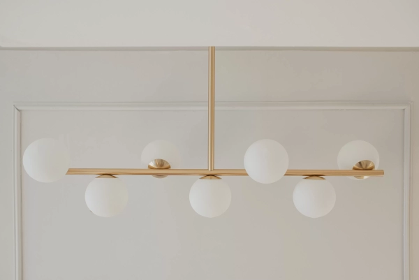Colgante T7. Luminaria moderna fabricada íntegramente en metal de 7 luces, disponible en cinco colores: negro, blanco, cobre, bronce o níquel.