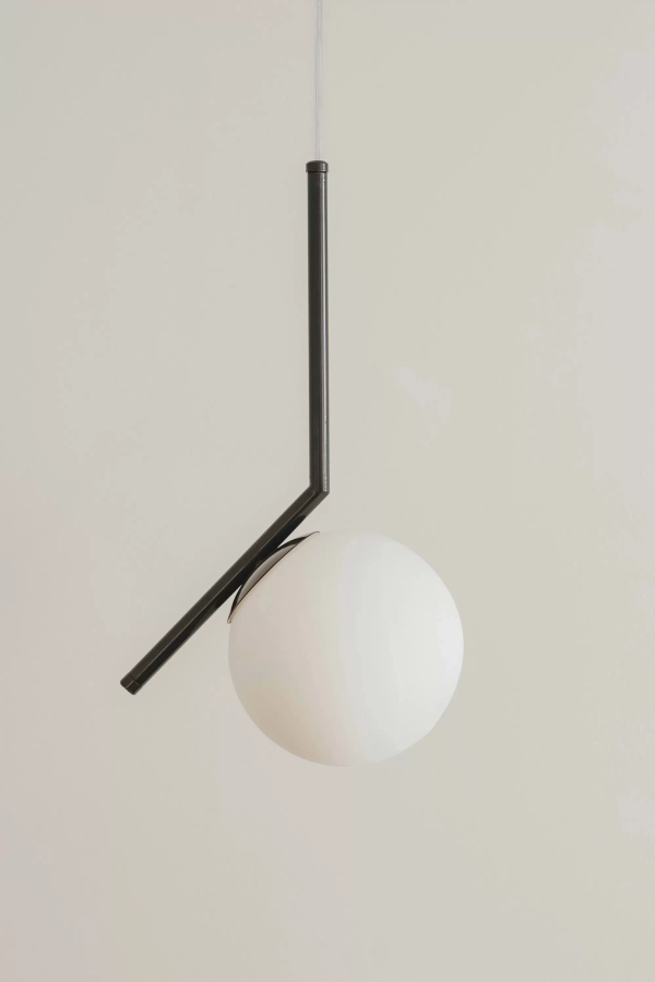 Colgante Z. Luminaria de estilo moderno, fabricada en metal con tulipa de vidrio. Disponible en color negro, blanco, cobre, bronce o níquel.