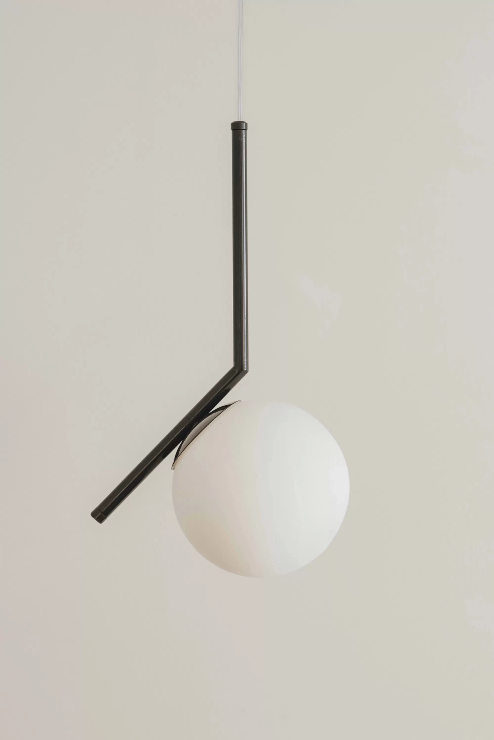 Colgante Z. Luminaria de estilo moderno, fabricada en metal con tulipa de vidrio. Disponible en color negro, blanco, cobre, bronce o níquel.
