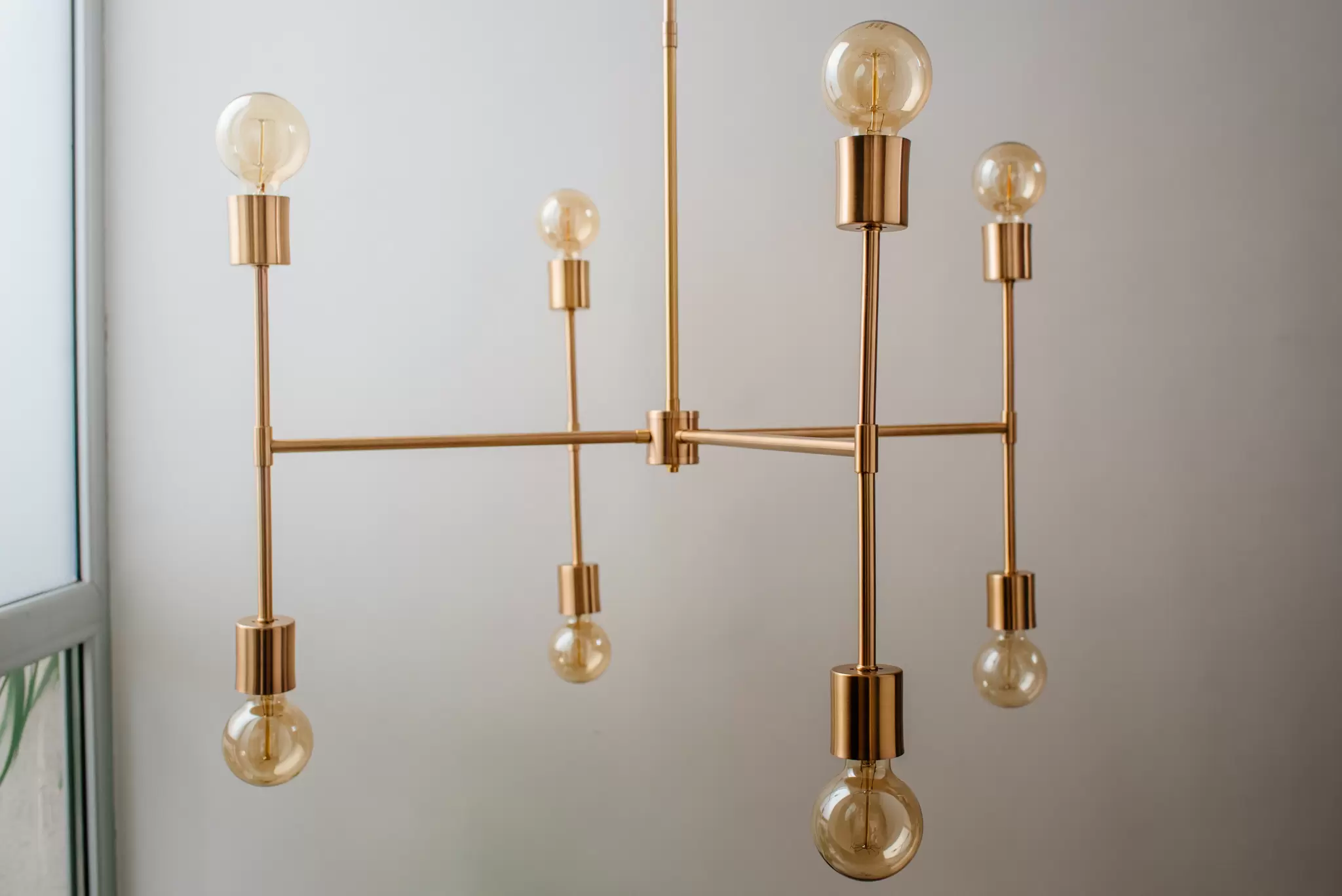 Colgante Kondo. Luminaria moderna fabricada en metal de 8 luces, disponible en tres colores: cobre, bronce o níquel. Portalámparas E27.