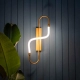 Aplique Organic Curvo. Luminaria moderna fabricada en metal, con tira LED integrada y fuente switching dimmerizable. Disponible en blanco, negro o bronce.
