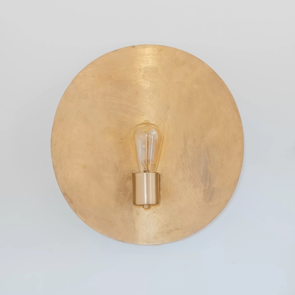 Aplique Oro. Luminaria de aplique de estilo moderno pintado con oro en polvo. Disponible en oro, blanco o negro. Portalámparas E27.
