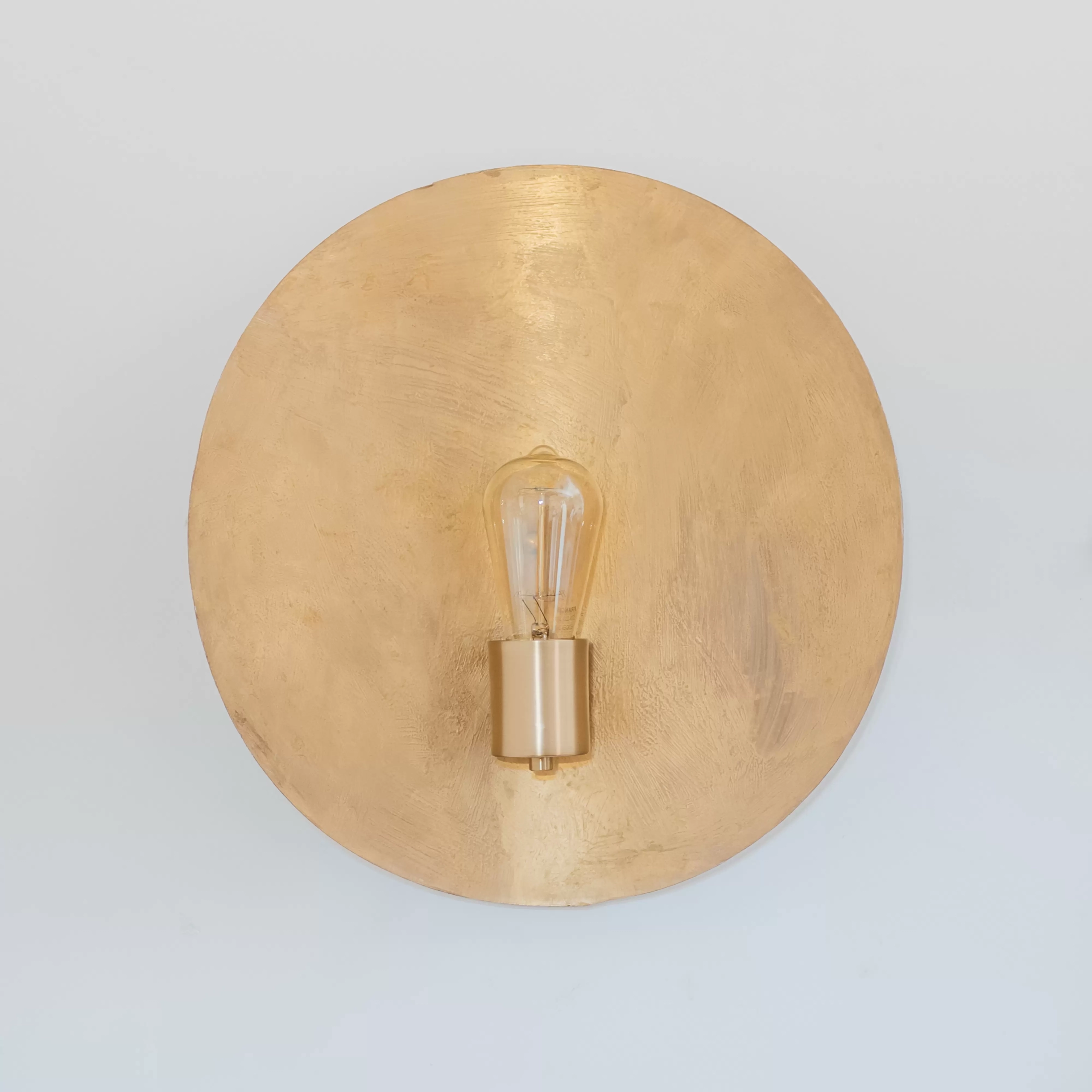 Aplique Oro. Luminaria de aplique de estilo moderno pintado con oro en polvo. Disponible en oro, blanco o negro. Portalámparas E27.
