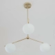 Colgante Trio. Luminaria de estilo moderno, fabricada en metal, de 3 luces con globos blanco opal. Disponible en color negro, blanco o bronce.