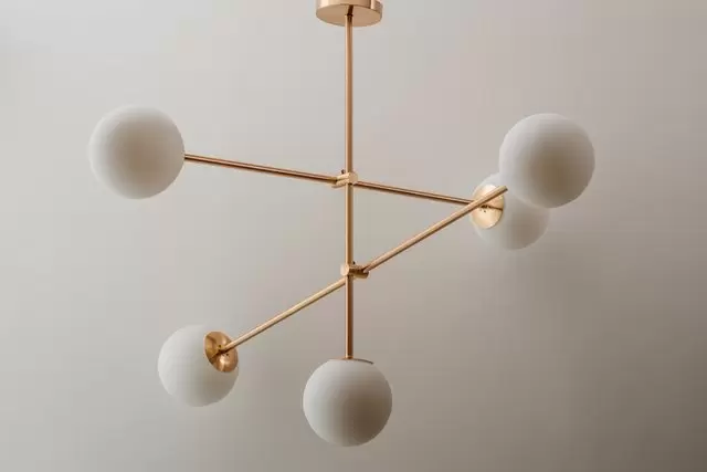 Colgante Vintage. Luminaria fabricada en metal, con brazos móviles ajustables. Disponible en negro, cobre, bronce o plátil y de 5, 7 o 9 luces.