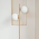 Lámpara de pie Vintage Doble. Luminaria de estructura fabricada íntegramente en metal y 2 luces de vidrio opal. Disponible en negro, blanco o bronce.