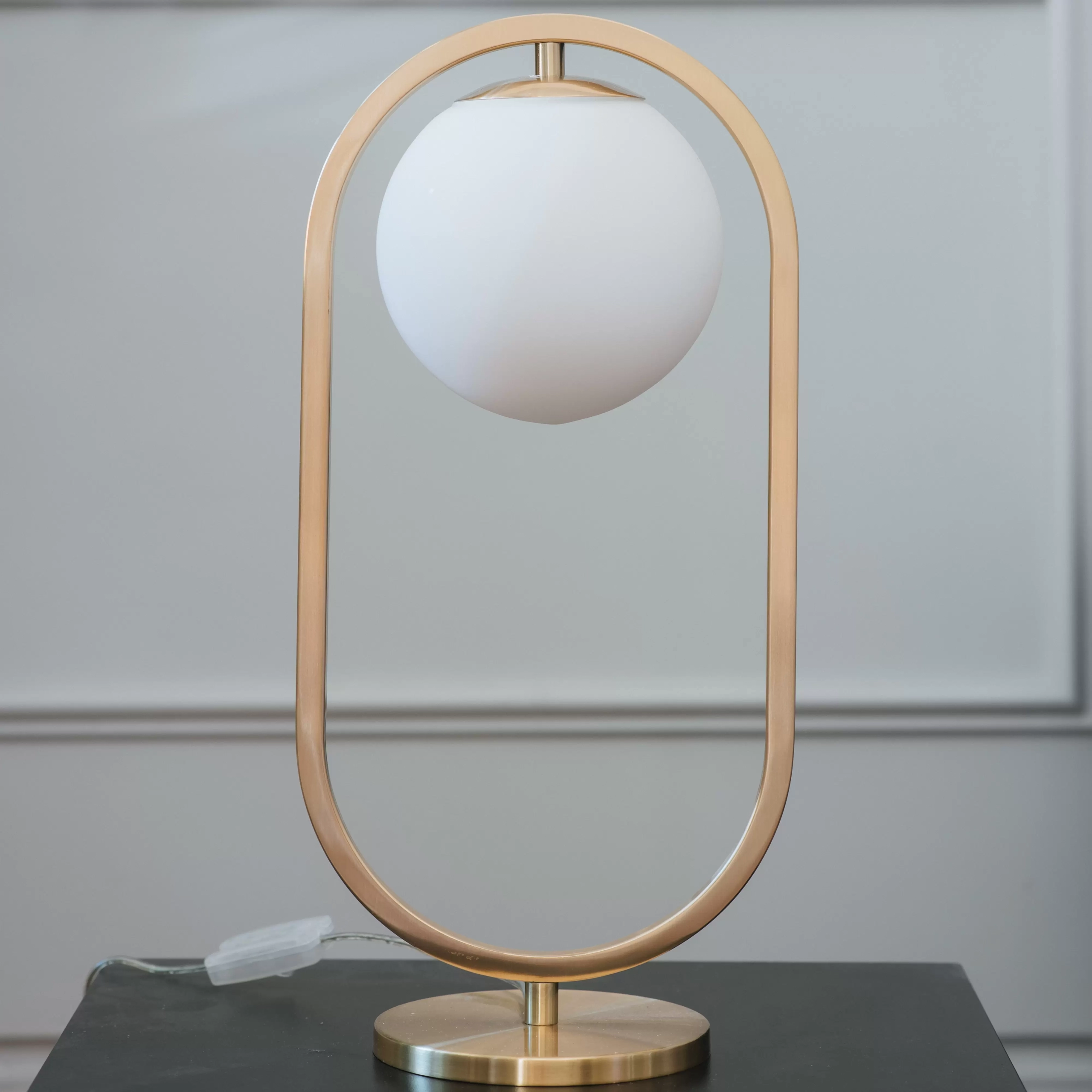 Lámpara de mesa Aro. Luminaria de estructura fabricada en metal y vidrio de estilo moderno. Disponible en negro, blanco, bronce, cobre o níquel.