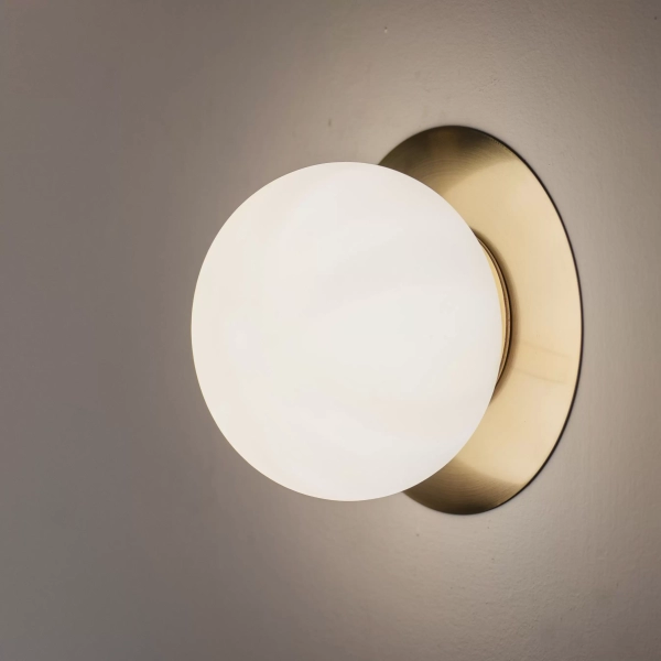 Aplique Cofi. Luminaria de aplique fabricada con base de chapa y luz con tulipa de vidrio opal. Disponible en blanco, negro, bronce, cobre y níquel.