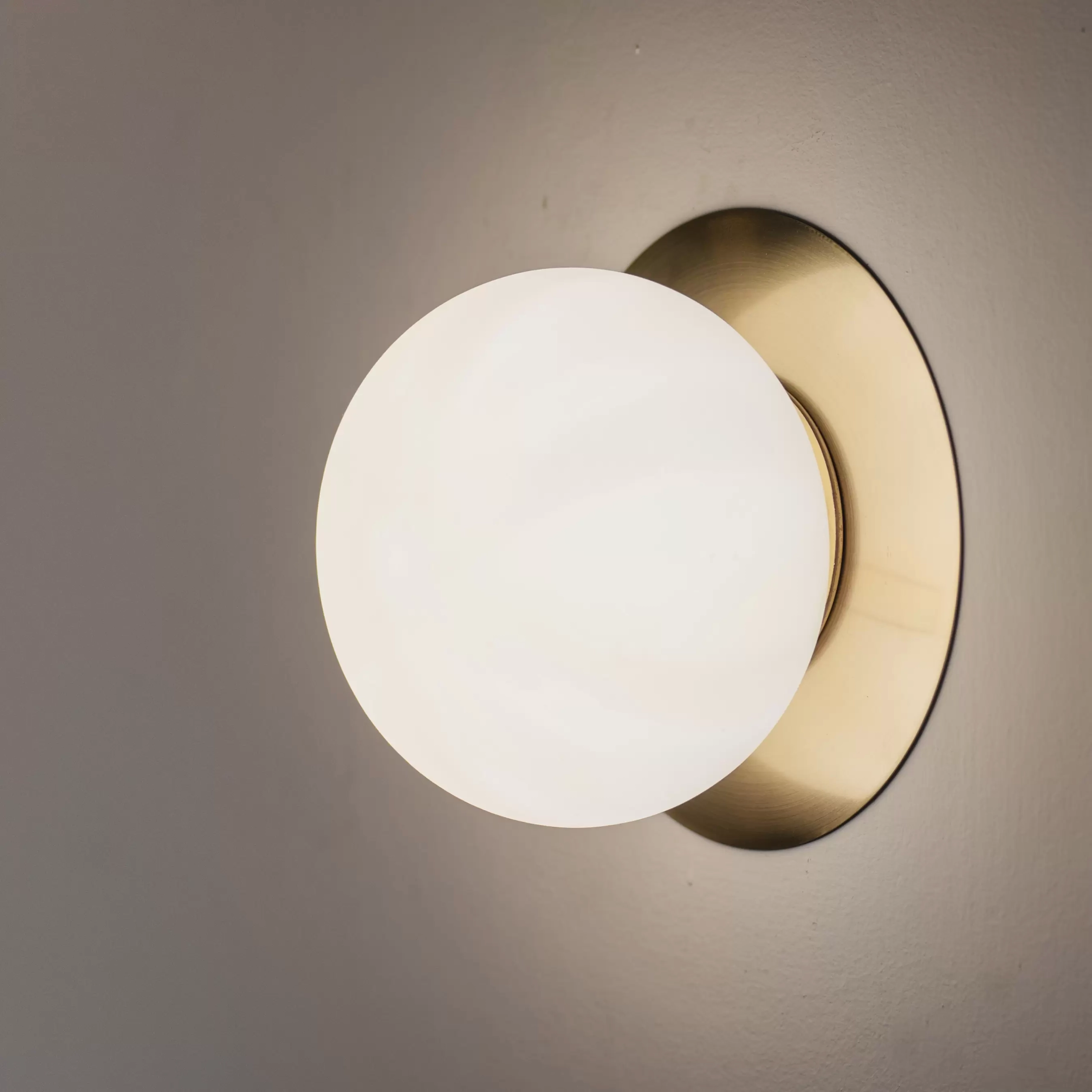 Aplique Cofi. Luminaria de aplique fabricada con base de chapa y luz con tulipa de vidrio opal. Disponible en blanco, negro, bronce, cobre y níquel.