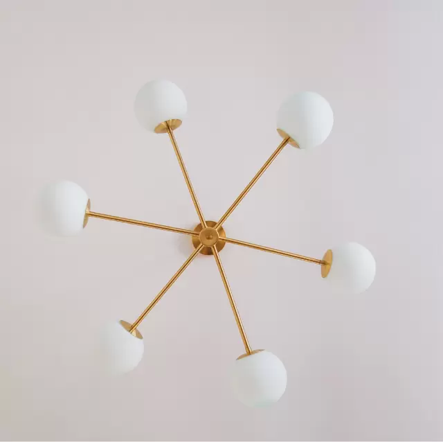 Colgante X. Luminaria de 6 luces, estilo moderno, fabricada en metal y tulipas de vidrio. Cinco colores disponibles: negro, blanco, cobre, bronce y níquel.