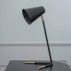 Lámpara de mesa Flip. Luminaria de estructura fabricada íntegramente en metal. Disponible en negro, blanco, rosa, gris y mostaza.