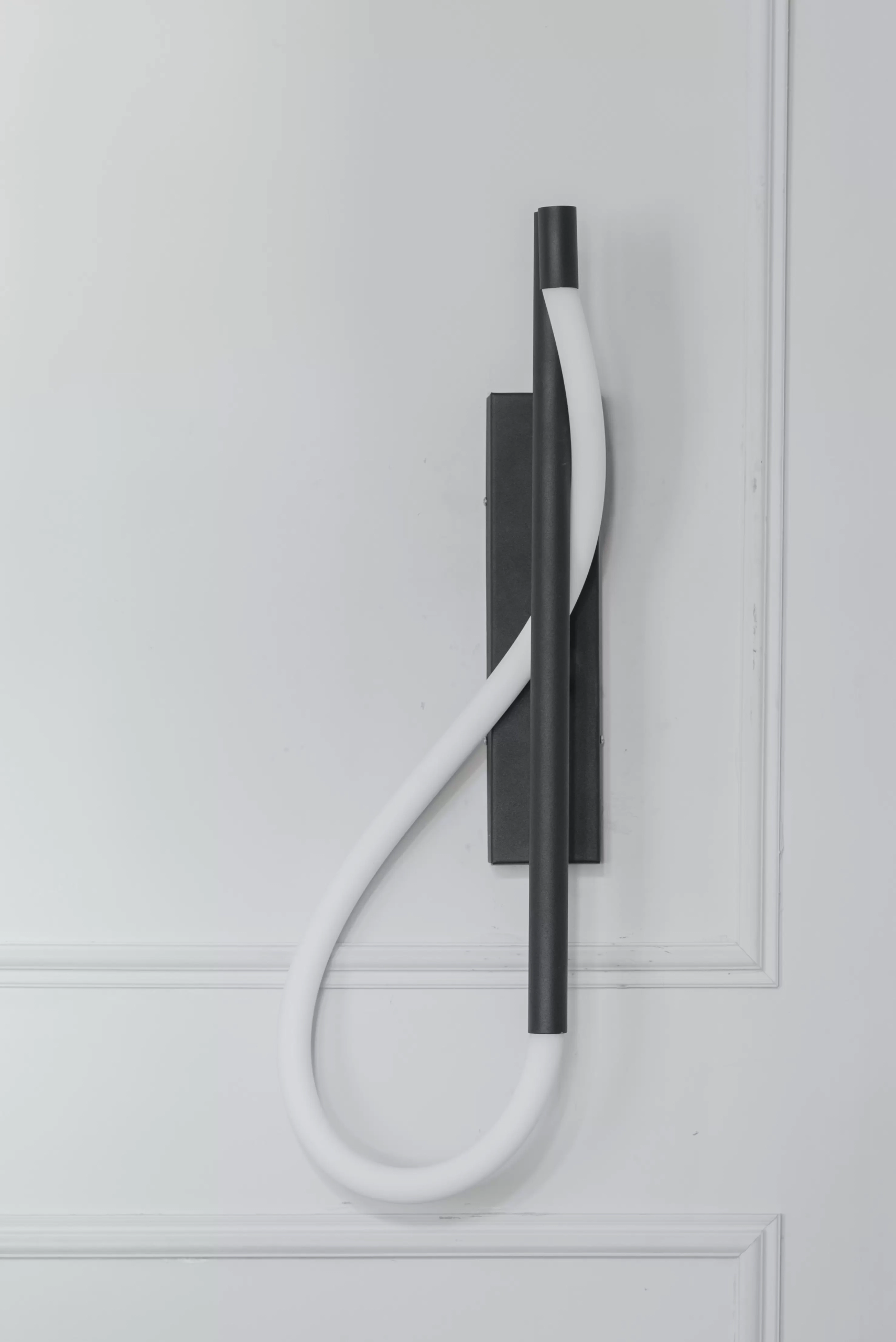 Aplique Organic Rector. Luminaria moderna fabricada en metal, con tira LED integrada y fuente switching dimmerizable. Disponible en blanco, negro o bronce.