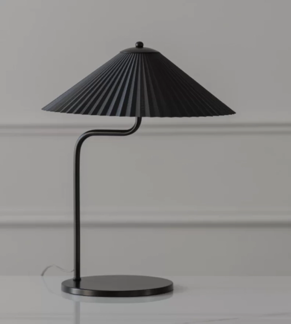 Lámpara de mesa Vibe. Luminaria fabricada con cuerpo de metal y pantalla en impresión 3D. Disponible en negro, blanco o bronce.