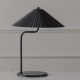 Lámpara de mesa Vibe. Luminaria fabricada con cuerpo de metal y pantalla en impresión 3D. Disponible en negro, blanco o bronce.