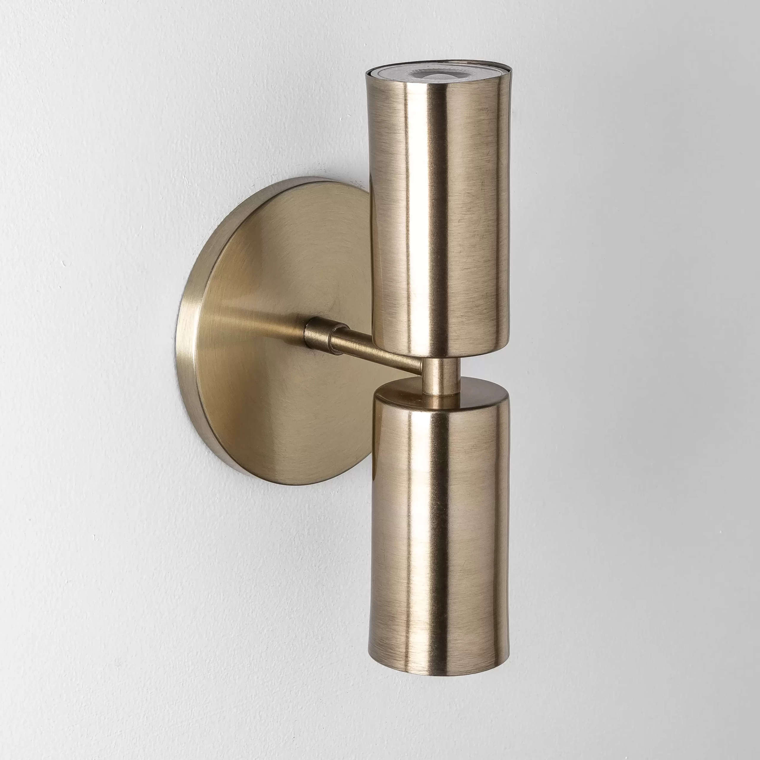 Aplique Bis Naked. Luminaria de aplique, de estilo moderno y fabricada en hierro, disponible en 5 colores: bronce, cromo, cobre, blanco y negro.