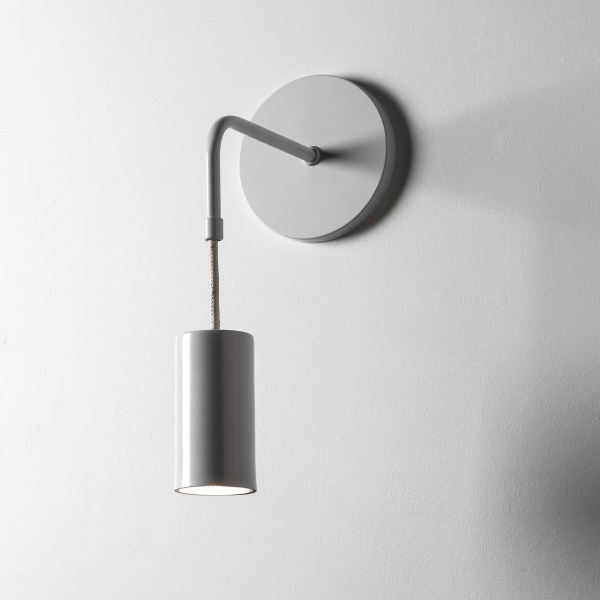 Aplique Bis Naked Colgante. Luminaria de aplique, de estilo moderno y fabricada en hierro, disponible en 3 colores: blanco, negro y bronce.