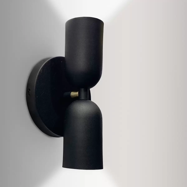 Aplique Domo. Luminaria de aplique, de estilo moderno y doble luz, fabricada íntegramente en metal. Disponible en color blanco o negro.