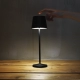 Lámpara de mesa Cinni. Luminaria de exterior con LED integrado y temperatura de luz intercambiable entre 2700K y 4000K. Disponible en color negro.