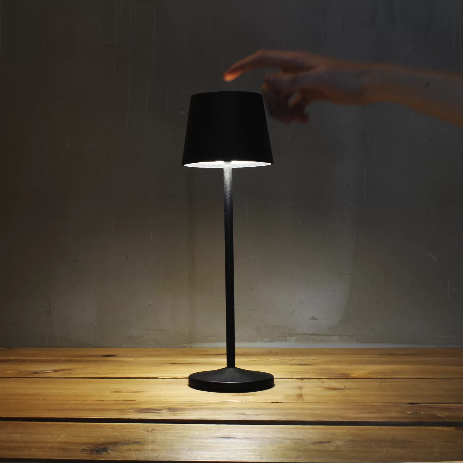Lámpara de mesa Cinni. Luminaria de exterior con LED integrado y temperatura de luz intercambiable entre 2700K y 4000K. Disponible en color negro.