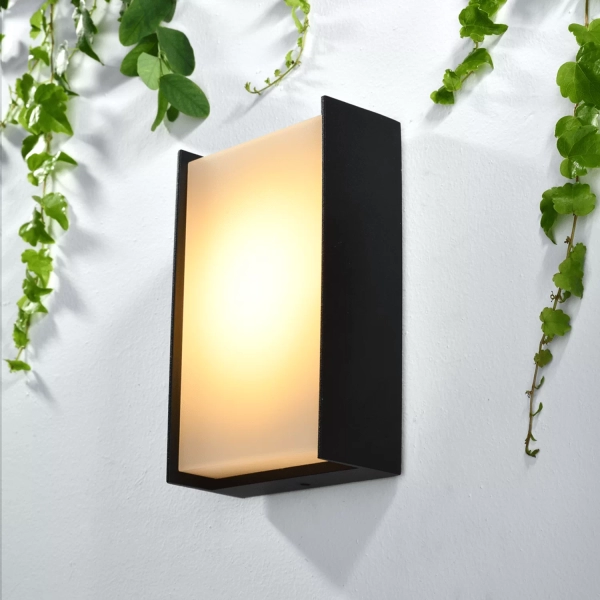 Aplique Clat. Luminaria de aplique para exteriores fabricado en aluminio y difusor de polietileno. Resistente a la intemperie. Disponible en color negro
