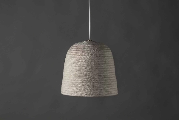 Colgante Bell Algodón. Luminarina de techo rústica diseñada en algodón de arquitectura estilo campana. Disponible únicamente en color beige.