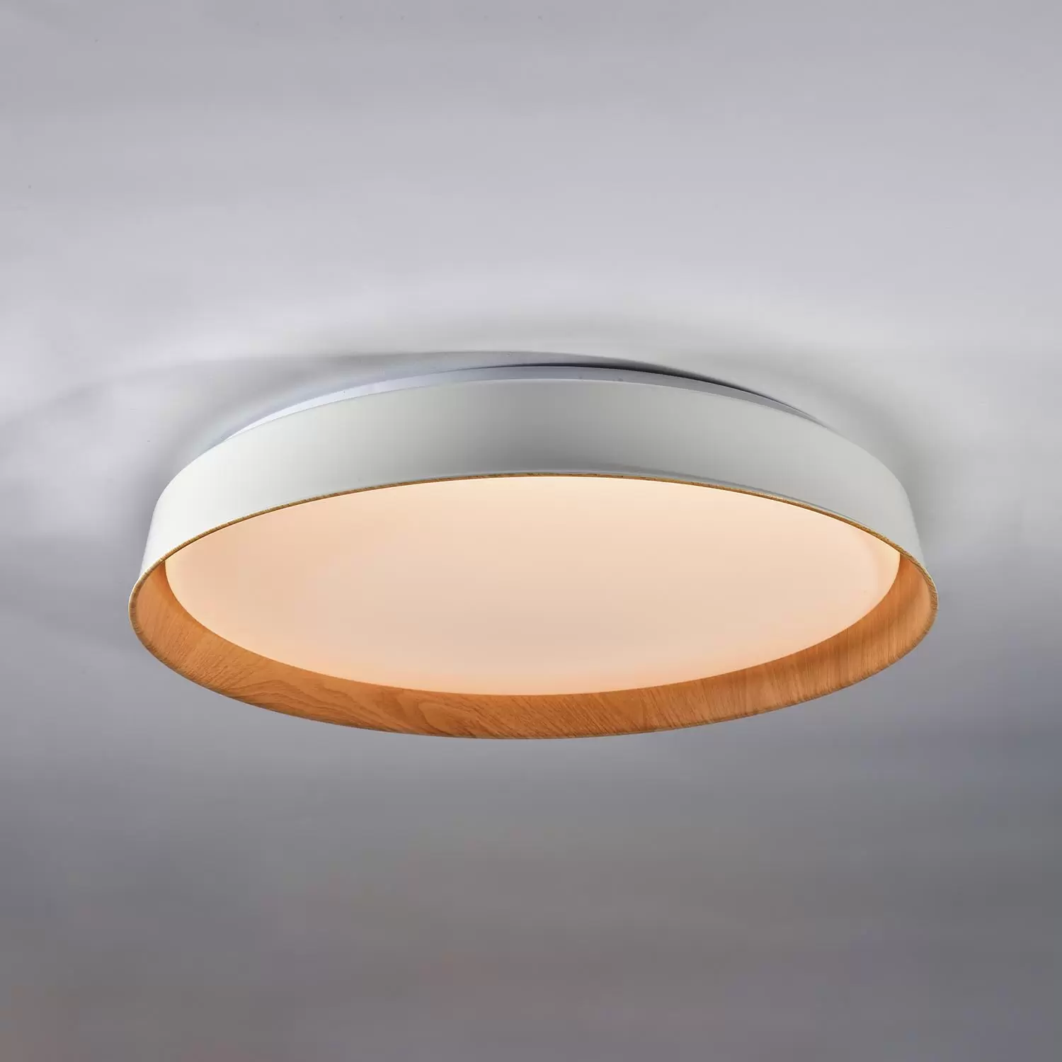 Plafón Fany BLMD. Luminaria de techo, de estilo moderno, con LED cálido integrado y dimmerizable a control remoto. Disponible en blanco con madera.
