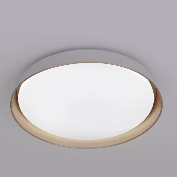 Plafón Fany Blor. Luminaria de techo, de estilo moderno, con LED cálido integrado y dimmerizable a control remoto. Disponible en blanco con oro.