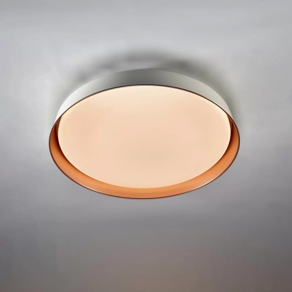 Plafón Fany Blor. Luminaria de techo, de estilo moderno, con LED cálido integrado y dimmerizable a control remoto. Disponible en blanco con oro.