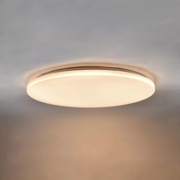 Plafón Maral. Luminaria de techo dimmerizable a control remoto, con LED integrado fabricada en aluminio y disponible en blanco y en 3 tamaños: S, M y L.