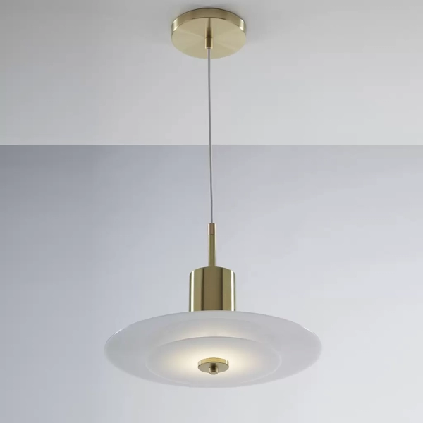 Colgante Orbit. Luminaria de techo fabricada en acrílico y hierro, de estilo moderno, con LED integrado y disponible en dos colores: bronce y plátil.