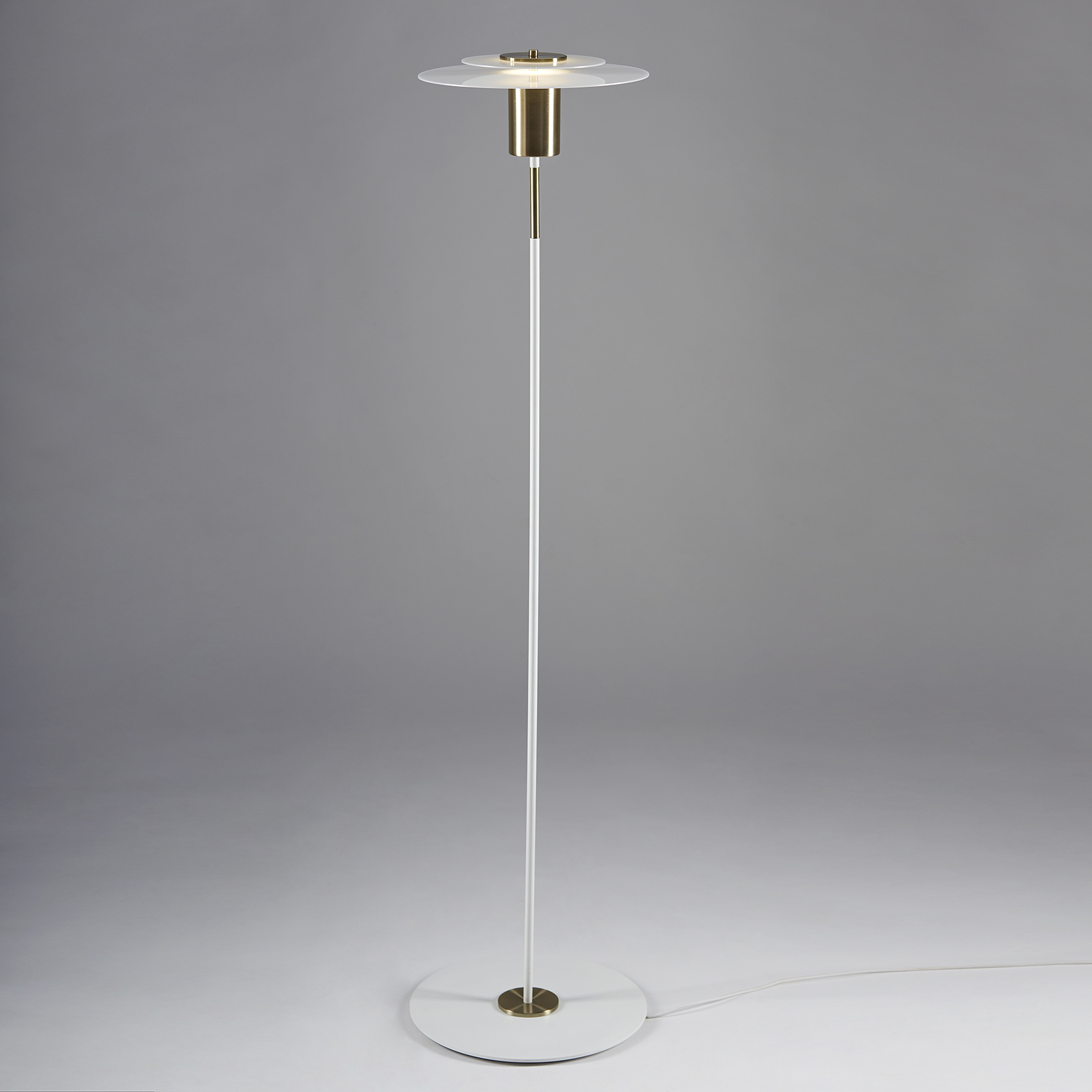 Lámpara de pie Orbit Lungo. Luminaria fabricada en acrílico y hierro, estilo moderno, con LED integrado y disponible en dos colores: bronce y plátil.